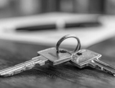 Procédure d’expulsion d’un locataire : clés d’un logement sur une table symbolisant un litige locatif