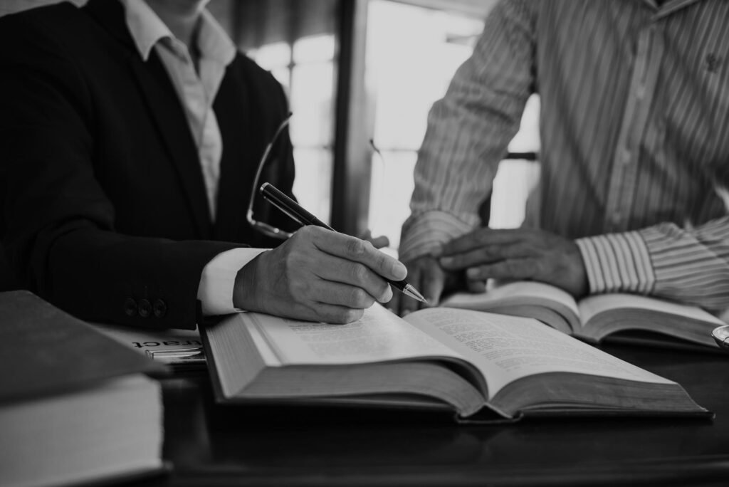 Analyse juridique de la responsabilité du dirigeant avec documents professionnels