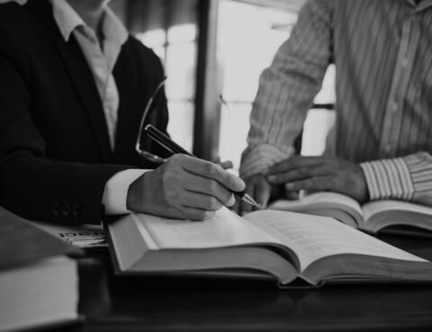 Analyse juridique de la responsabilité du dirigeant avec documents professionnels