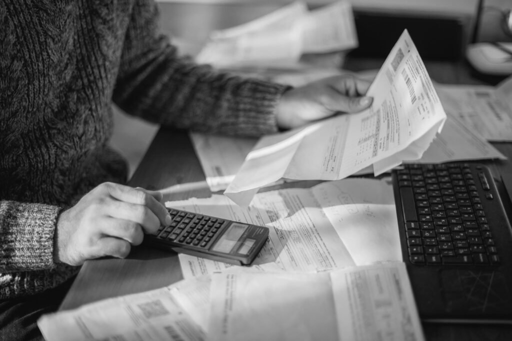 Gestion d’une facture impayée avec calcul des montants et documents financiers
