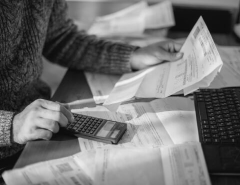 Gestion d’une facture impayée avec calcul des montants et documents financiers