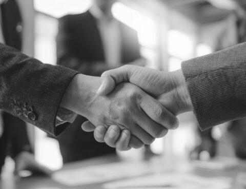 Associés signant un pacte d’associés pour organiser la gouvernance de leur société