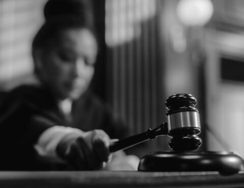 Juge statuant sur un litige lié à une procédure devant le conseil de prud’hommes