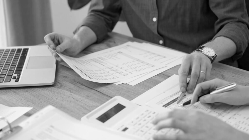 Dirigeant et associés procédant à l'approbation des comptes annuels d'une société