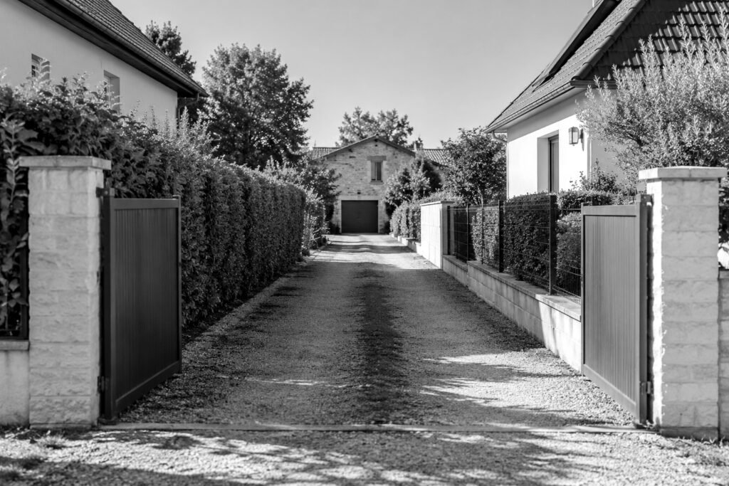 Avocate expliquant les règles applicables à une servitude de passage entre deux propriétés