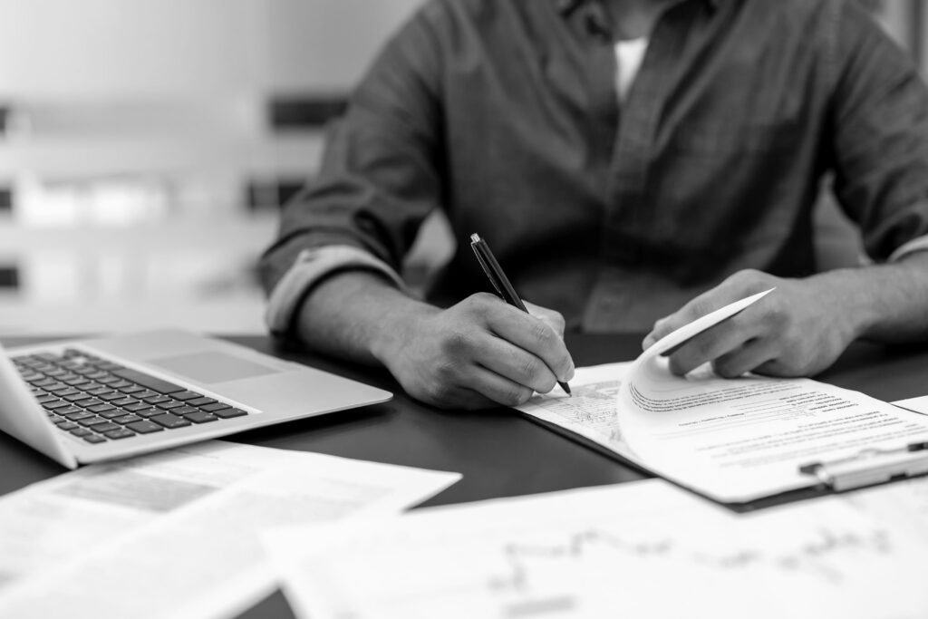 Dirigeants d'entreprise analysant les conséquences de la loi de simplification de la vie économique